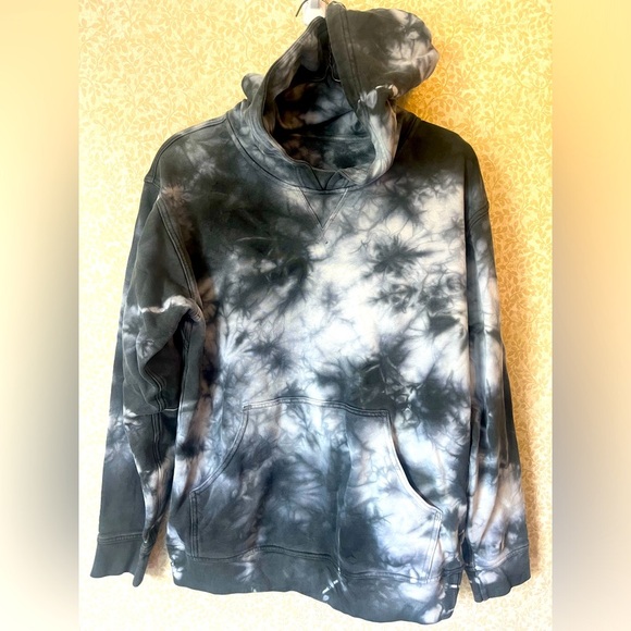 lululemon athletica Tops - EUC Lululemon earth day hoodie